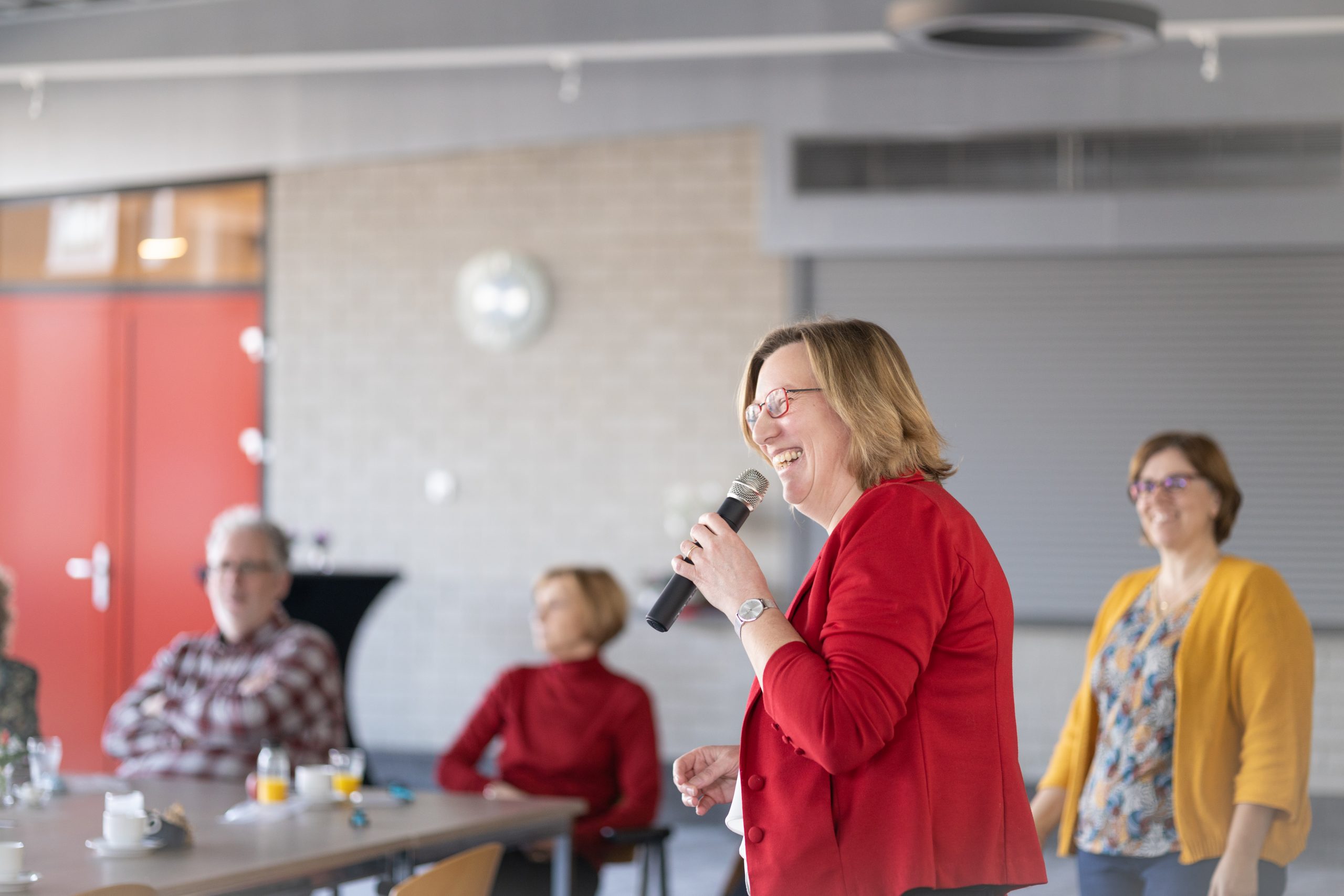 Suzan Koenraad begeleidt een groep tijdens een workshop